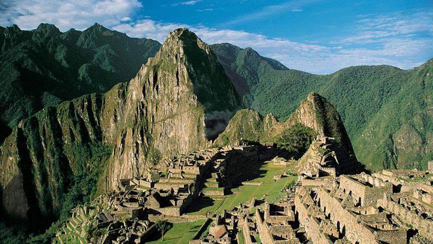 秘鲁的山脉是背景，岩石结构是前景