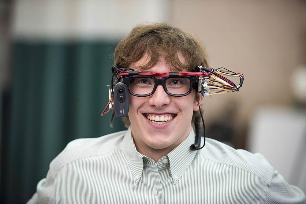 学生戴着VR眼镜微笑