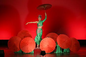罗彻斯特中国舞蹈团的成员们正在表演一个名为, 红色就是红色, 绿色就是绿色”.