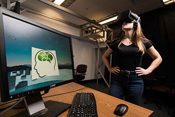 一个学生在玩虚拟现实游戏